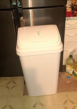 BRAND NEW Sterilite 13-Gallon SwingTop Wastebasket in white, designed for kitchen and household waste. Capacity: 13 gallons, fitting standard kitchen