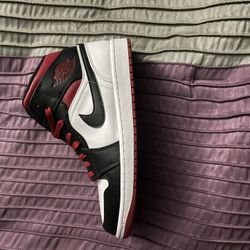 Jordan 1 Mid Gym Red Black Toe