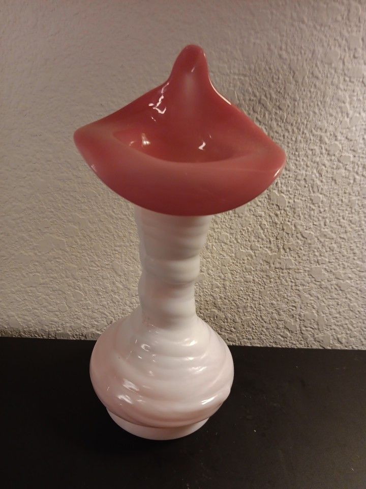 GORGEOUS VTG Fenton White and Pink Cased Glass 9" Jack in the Pulpit Vase.

This vintage Fenton vase is a stunning piece of decorative glassware. 