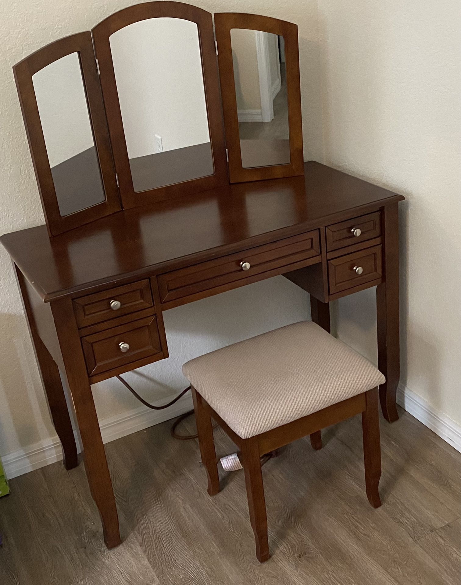 Vanity Table And Mirror With USB And Power Outlet