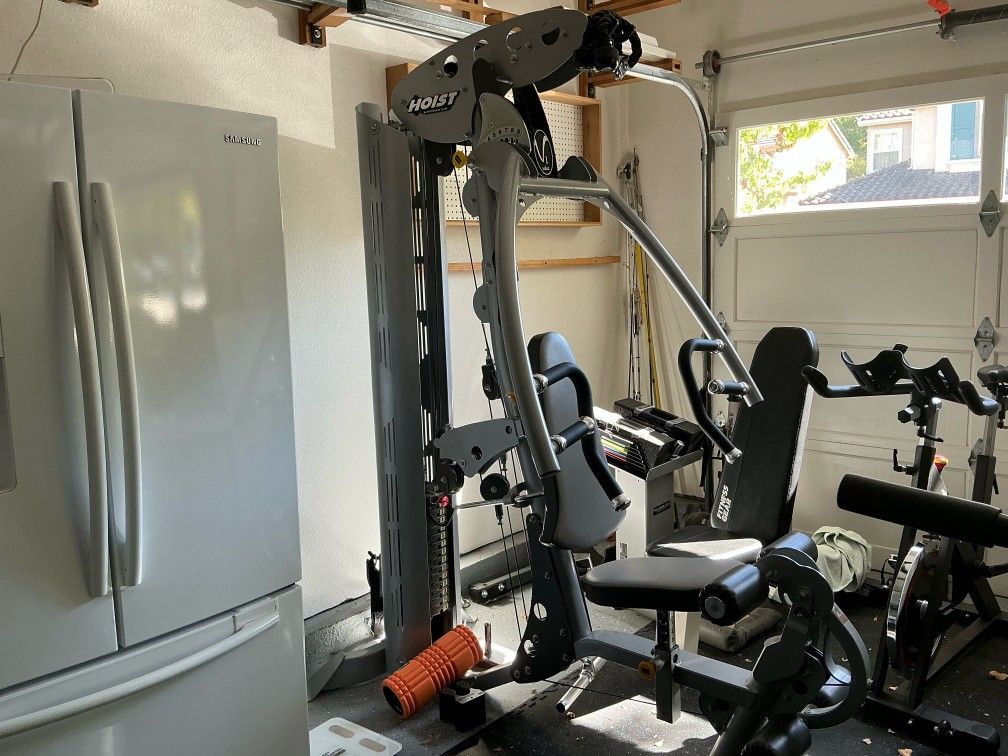 Universal Gym Set HOIST FITNESS $700