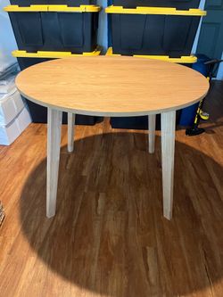Round dining table