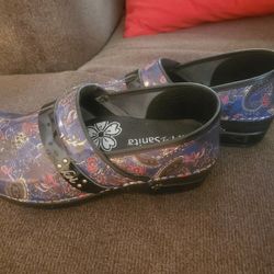 New Sanita Clogs By Koi Blue Paisley Size 40. Have Different Pairs As Well. 