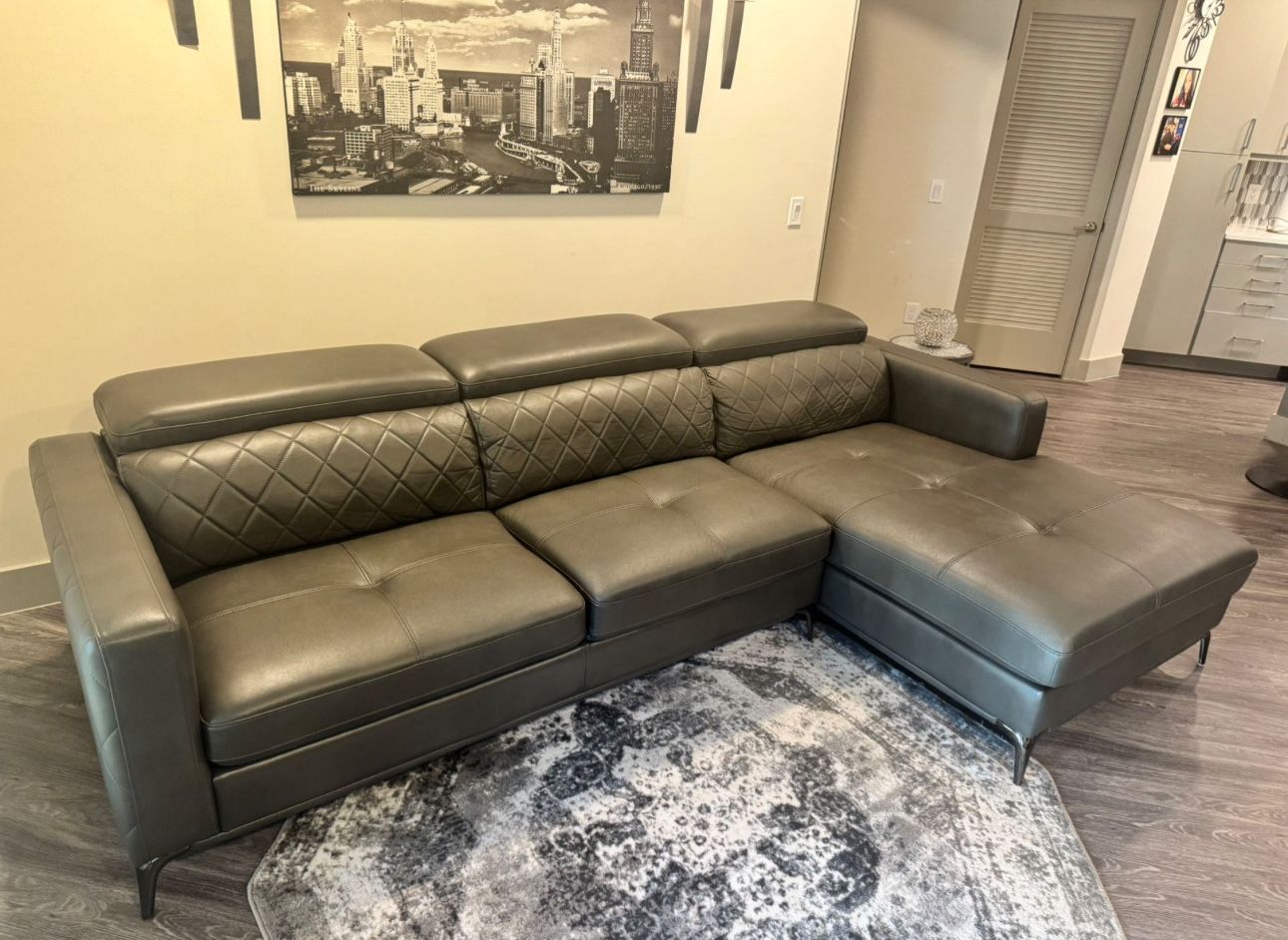 Leather Rooms To Go Grey Sectional Couch / Delivery