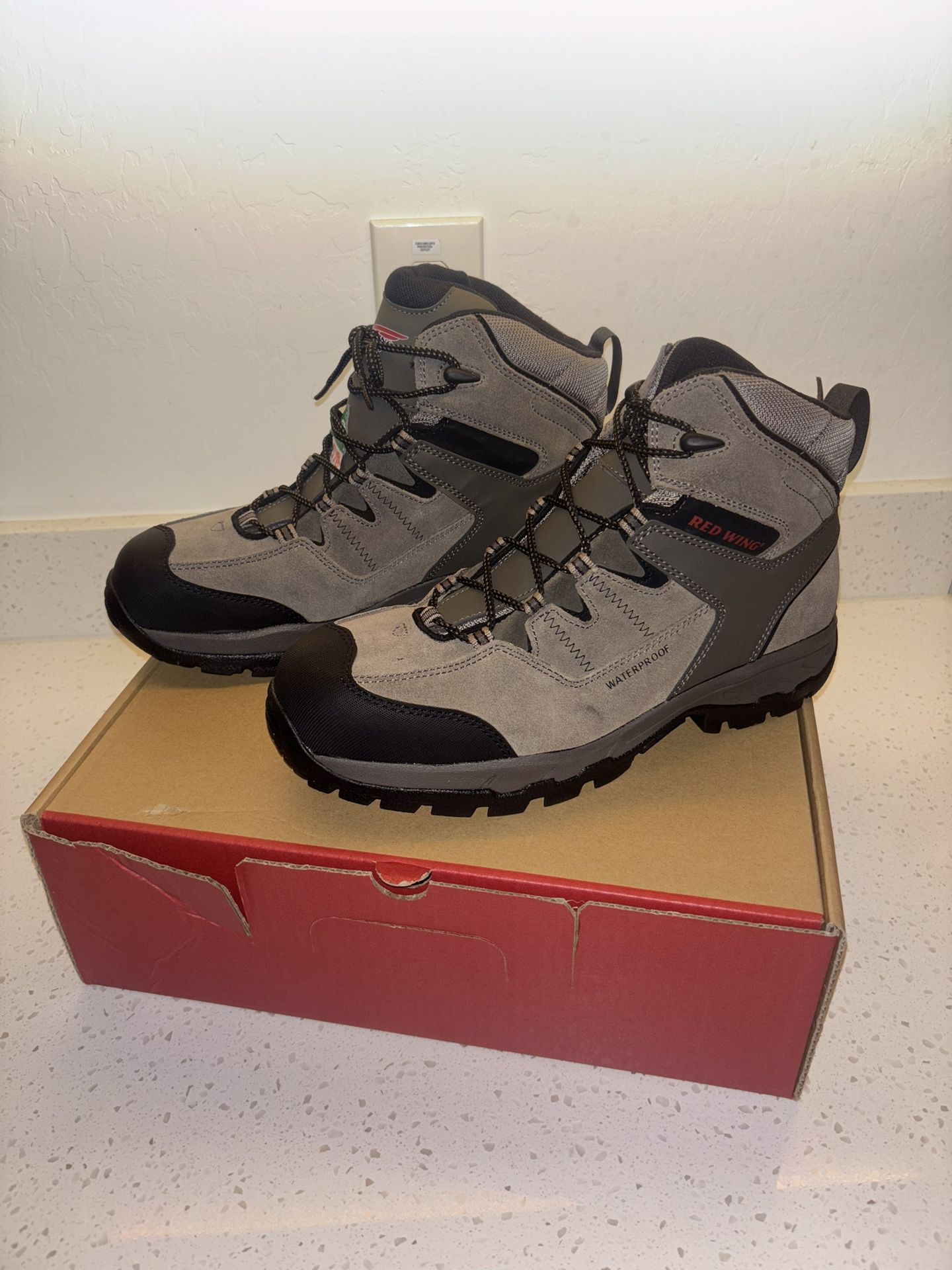 RED WING STEEL TOE WATERPROOF BOOTS!!
