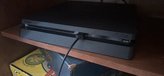 PlayStation 4 + 2 Controllers