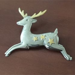 Reindeer brooch in great condition 