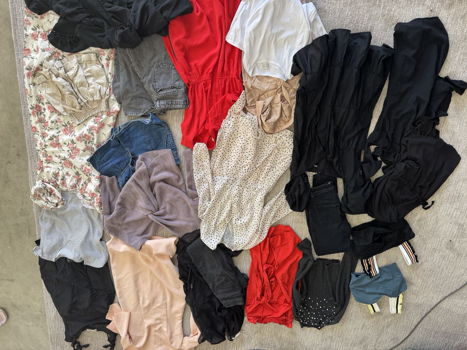 Womens / Teens Clothes Size Small / Medium (33items For 40$ ) 