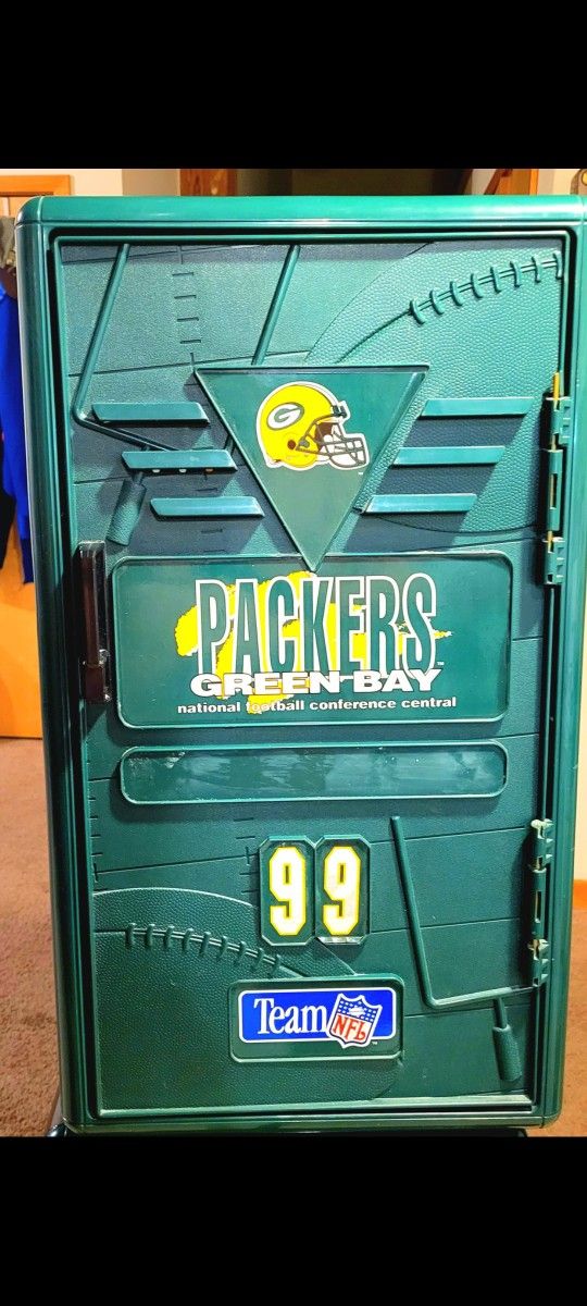 RARE/VINTAGE NFL, GREEN BAY PACKERS. #99 (1994) SUNCAST THICK PLASTIC LOCKER (24"×14"×14") Has an adjustable shelf & hook, firm.