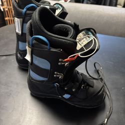 LOW PRICE MOVING- WOMENS BURTON SNOWBOARDING BOOTS