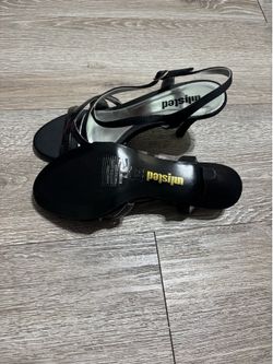 Women’s unlisted black strappy sandals
