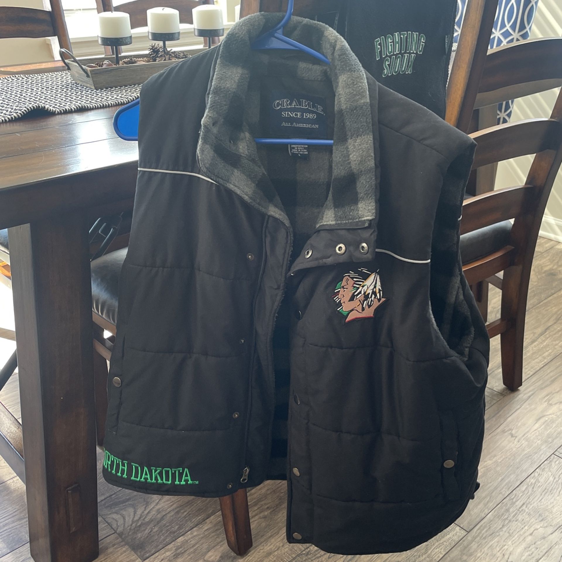 Men’s North Dakota Fighting Sioux Vest Large And Scarf 