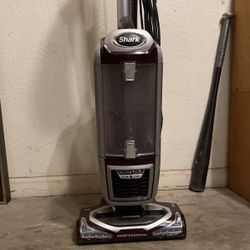 Shark Navigator Rotator Vacuum Cleaner - With accessories 
