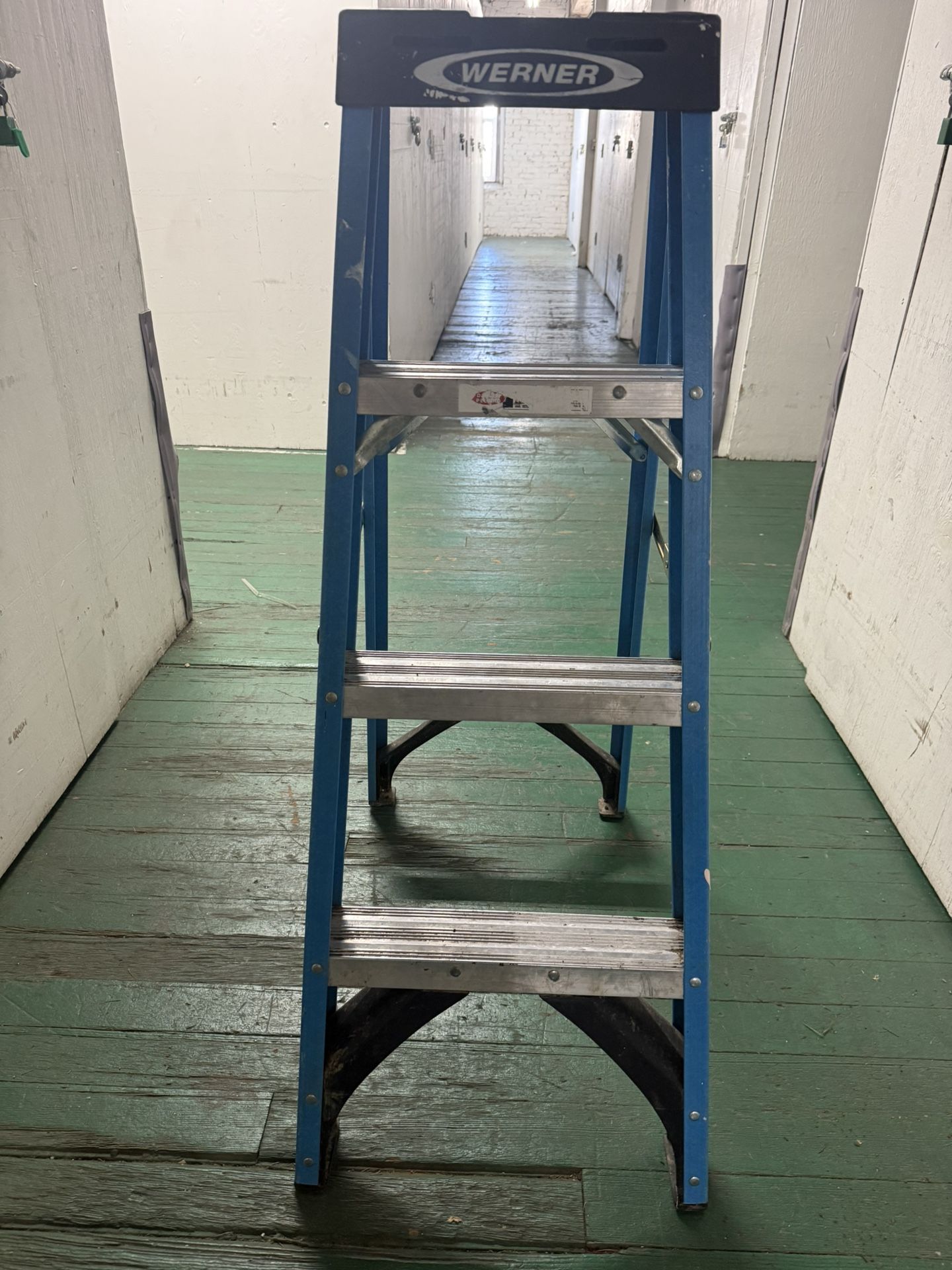 Werner 4ft Fiberglass Step Ladder FS104 - 250 lb Capacity