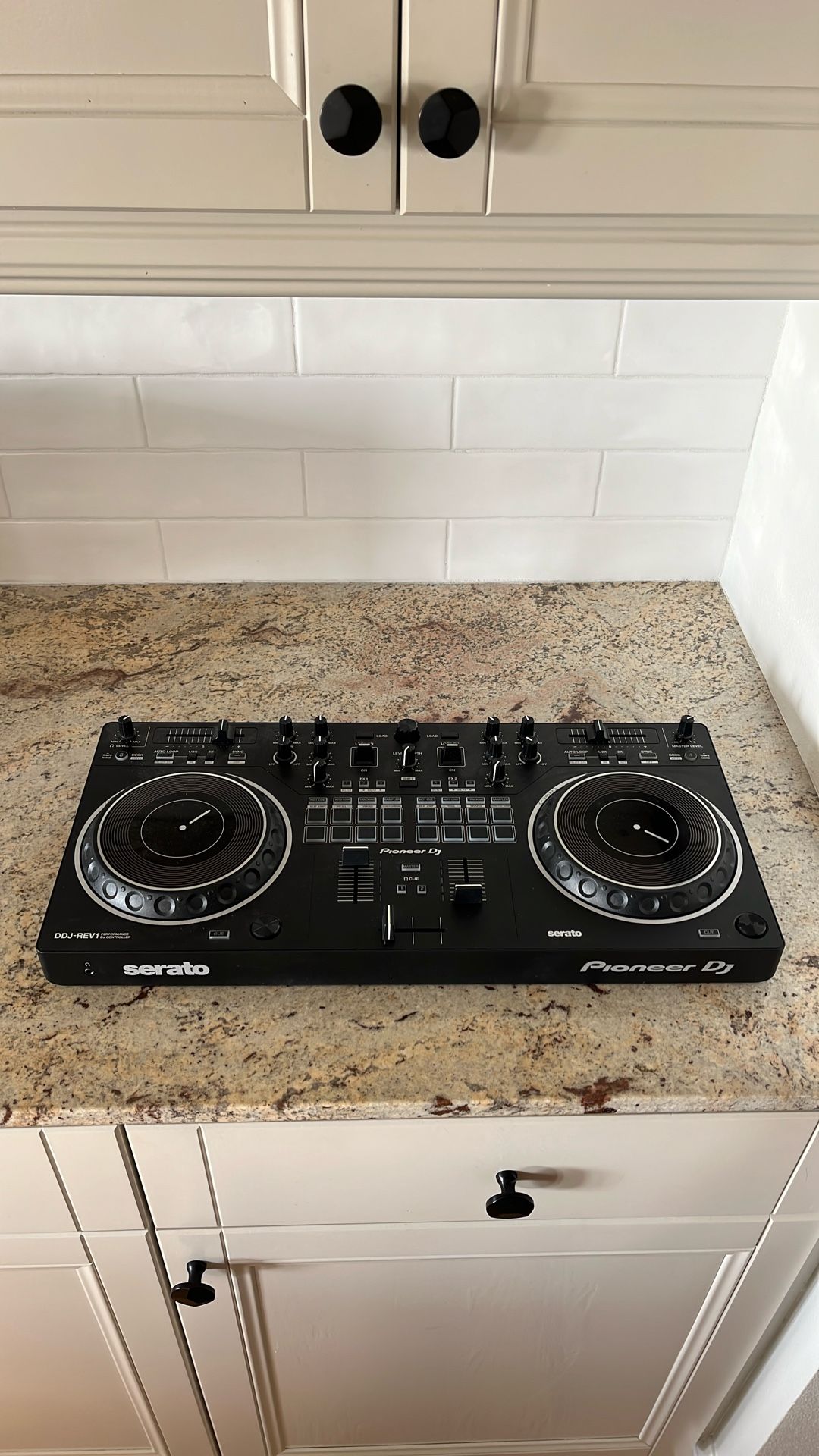 Pioneer DJ DDJ-REV1 2-deck Serato DJ Controller