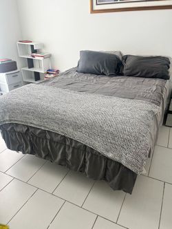 Sleep number ILE queen mattress and base