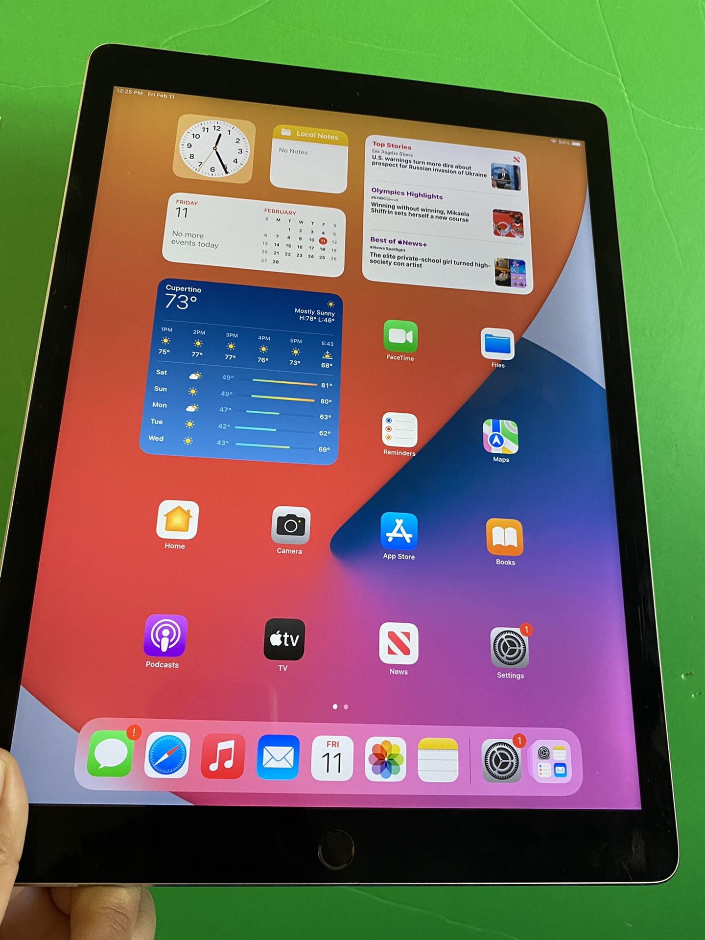 128GB Apple IPad Pro 12.9” (Retina /Touch ID / IOS 15) WiFi + cellular (T Mobile / AT&T/ Verizon / LTE) with Accesories (Apple pencil compatible)