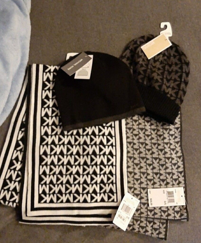 Micharl Kors Scarfs & Beanies