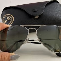 Ray ban aviator sunglasses with polarized lens
