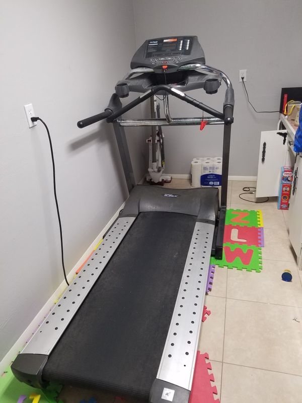 Broken Smooth Fitness 9.25x treadmill for Sale in Phoenix, AZ OfferUp