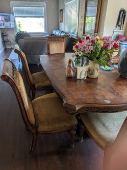 Large dining table and 6 chairs