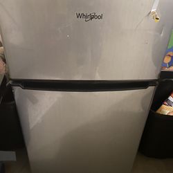 Whirl Pool Mini Fridge With Freezer
