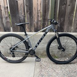 Trek Marlin 6 / 29er / Medium Frame / 16 Speed Mountain Bike