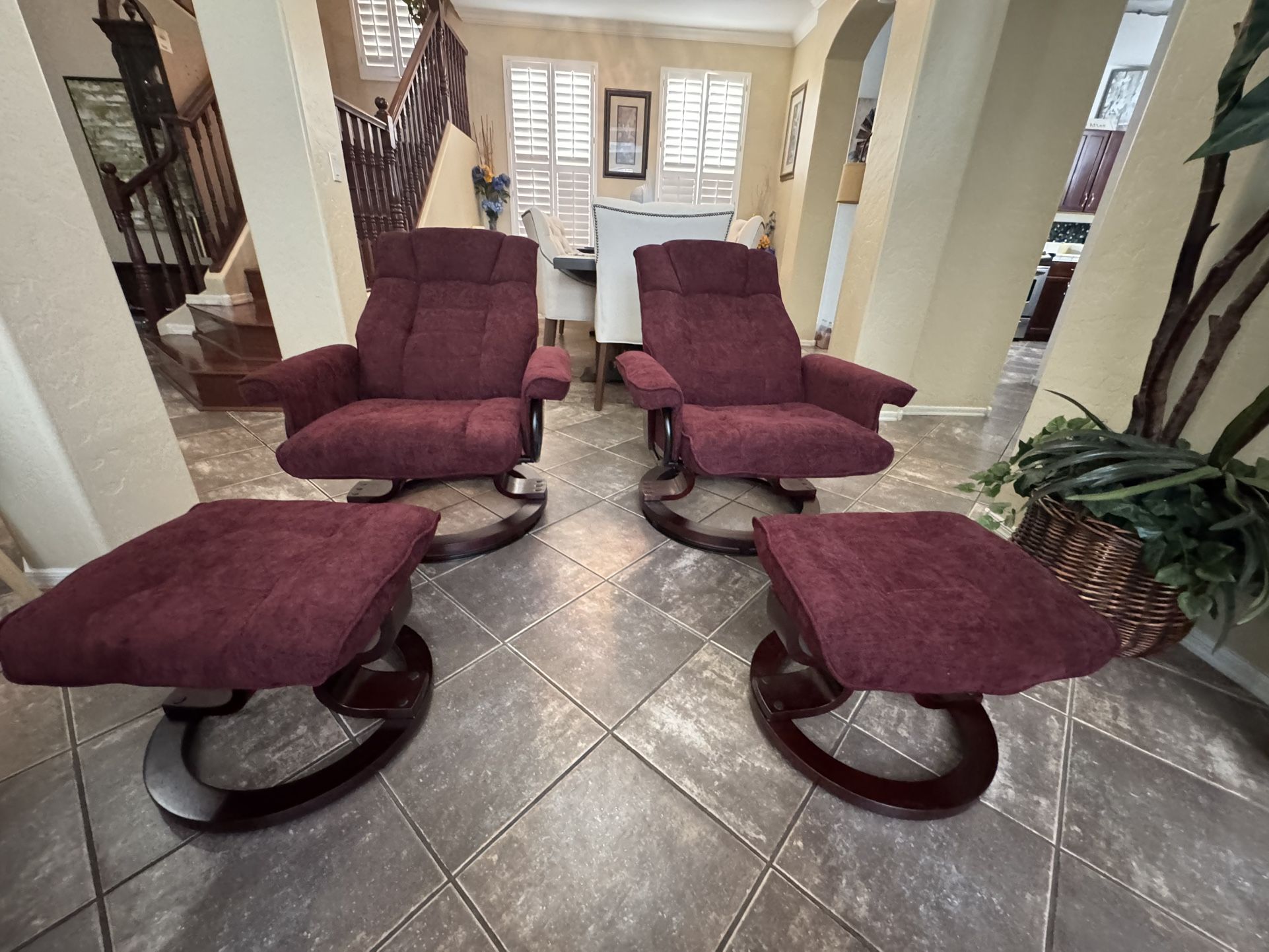 Beautiful Set Of Two Swivel Recliner With Match Ottomans In Excellent Condition 