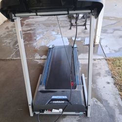 TREADMILL FOR SALE ! 