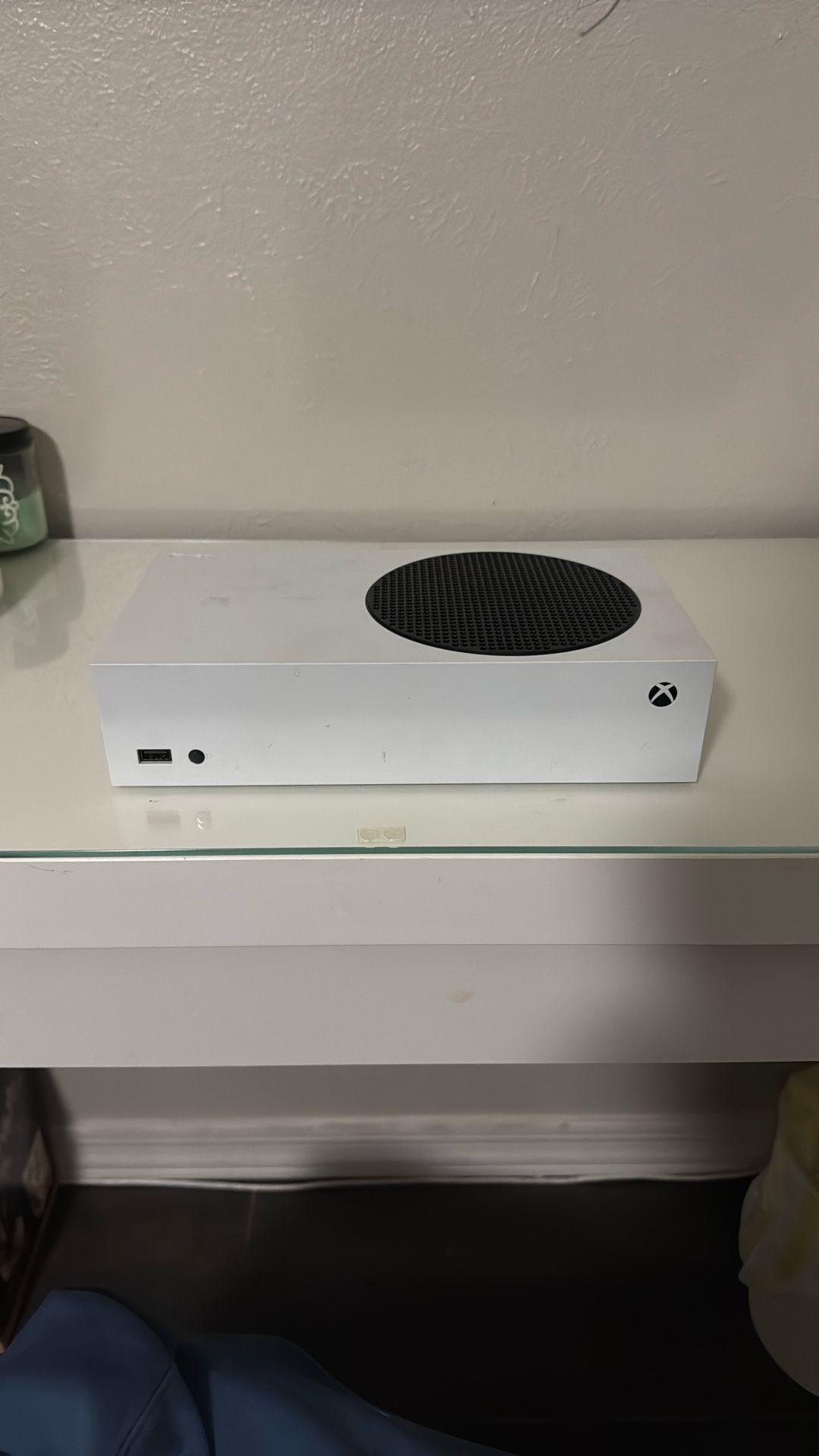 Microsoft Xbox Series S + Insignia Dock Charger 