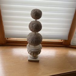 Pom-pom statue