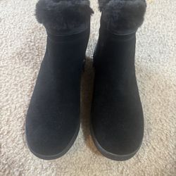 New black Suede Boots Size 8  By Baretraps 