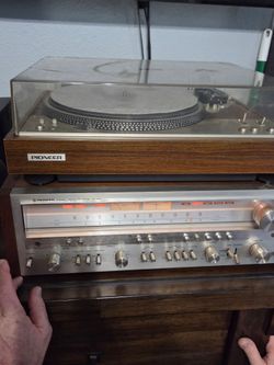 vintage Pioneer SX-950 AM/FM stereo receiver and a Pioneer PL-530 turntable.
