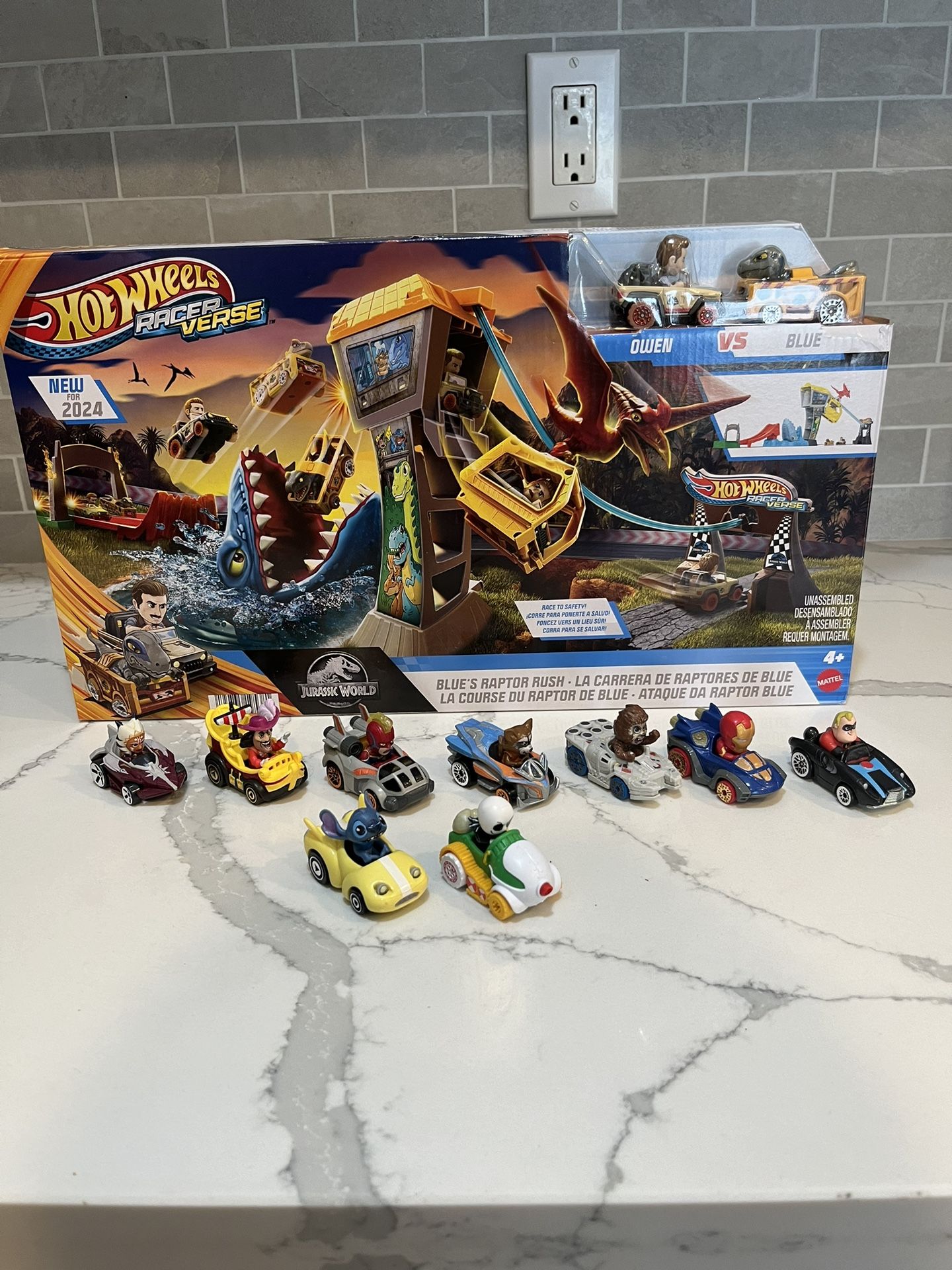 Hot Wheels Track Set & Toy Cars, RacerVerse Jurassic World Blue’s Raptor Rush Track Set with 2 Die-Cast Racers: Blue The Dinosaur & Owen