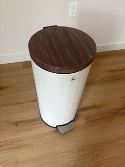 Trash can