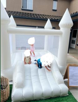 Mini Castles Mini Ava 8x8 Bounce House — Like New — $500 OBO 🏰🤍