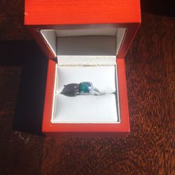 18 ct white gold emerald diamond ring