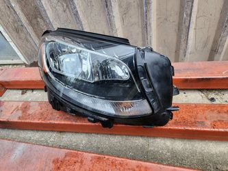 2016-2019 Mercedes-Benz GLC300 Passenger Side Halogen Headlight Used OEM