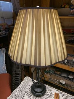 Vintage-Style Decorative Table Lamp