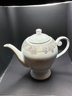 Yedi Houseware Rossini Fine Porcelain Teapot White Silver Rose Pattern Perfect condition
