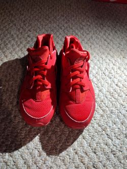 Nike Huarache Triple red (GS) size 3y