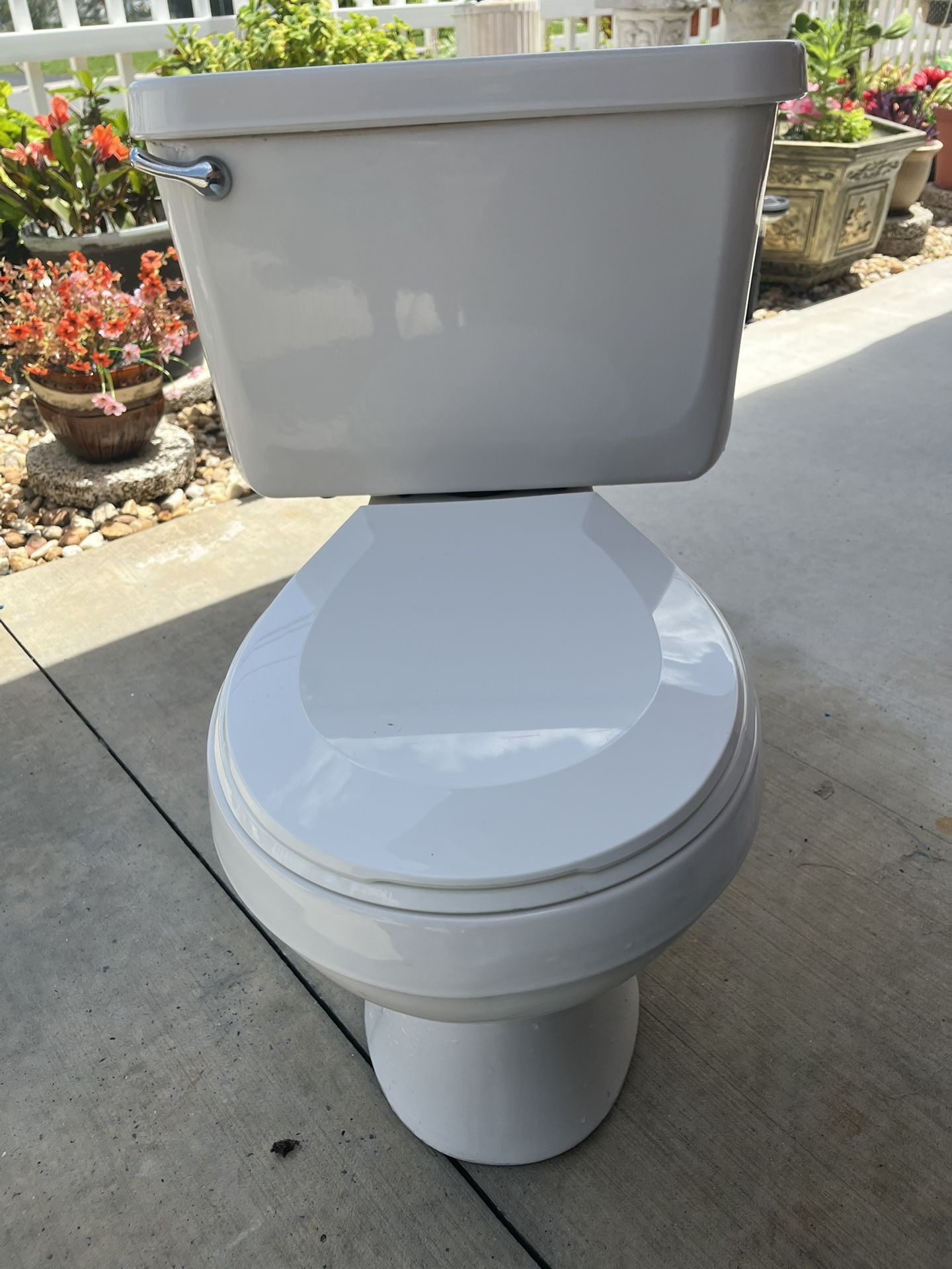 Bathroom in good condition and clean, measures 15 inches high and 20 Inches wide.
