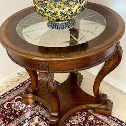 Beautiful l, classy END TABLE - Like brand new, in excellent shape