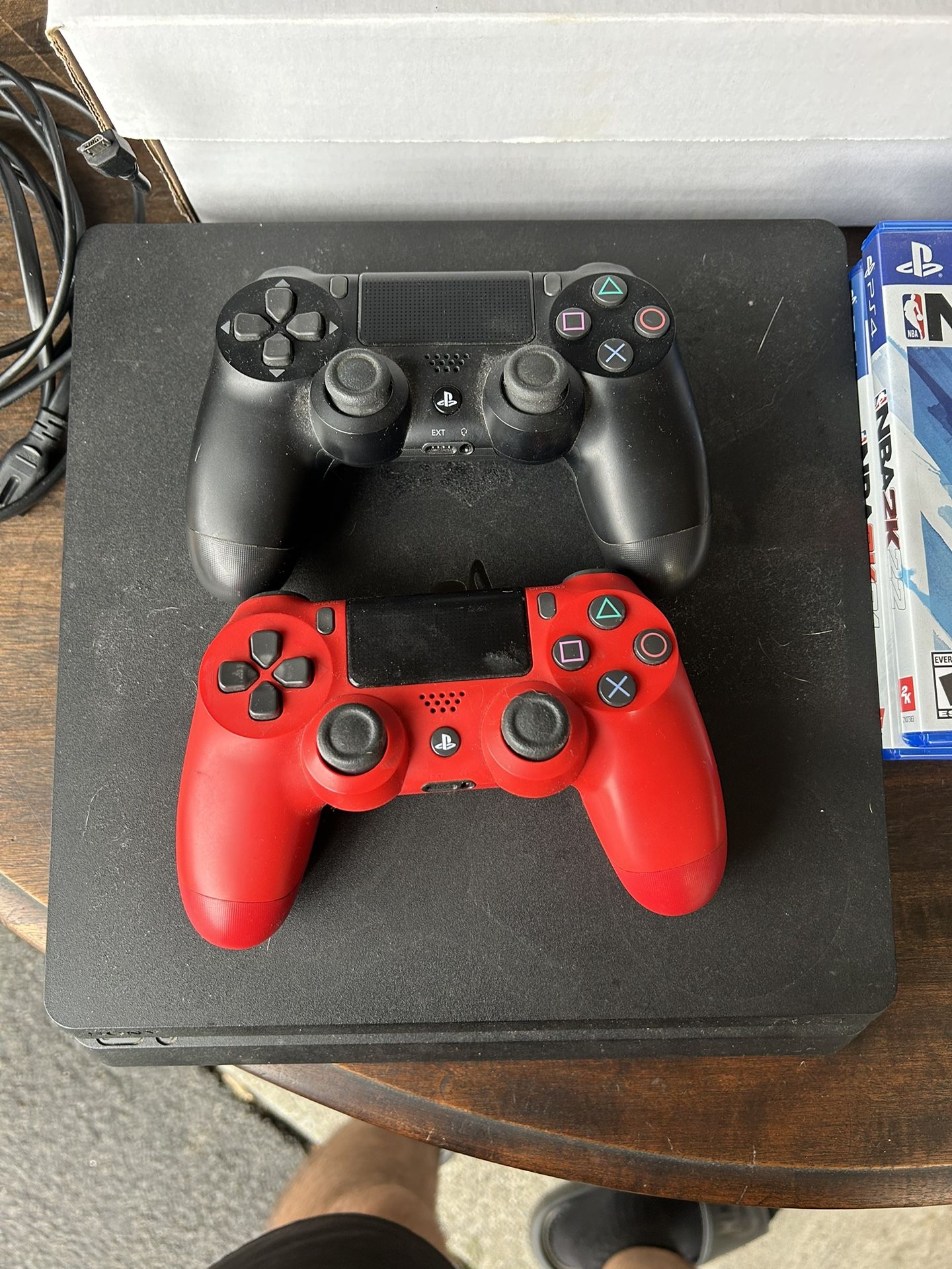 PS4 - 2 CONTROLLERS - 14 GAMES