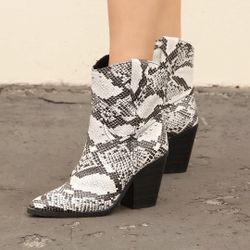 Women's Size 7 Boots 