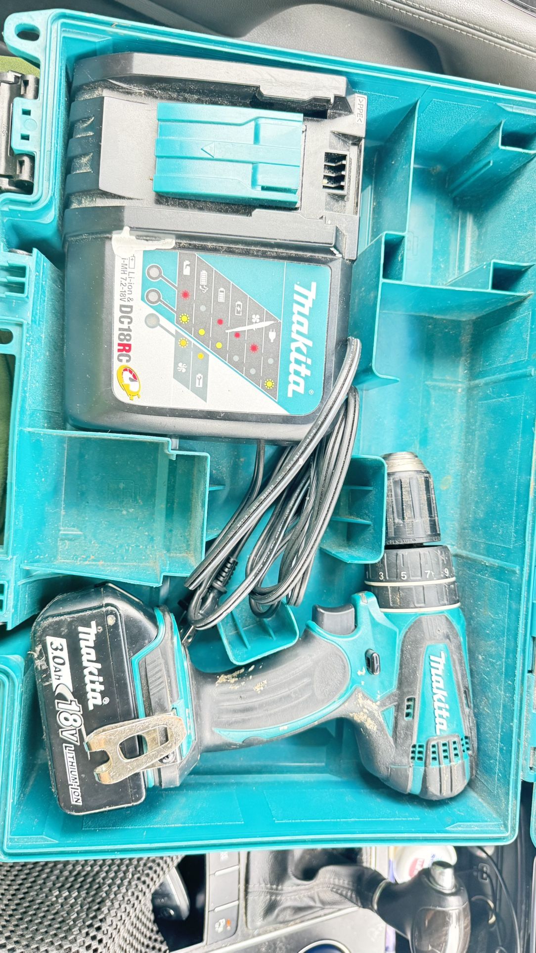 Makita Cordless Hammer Drill/Drive XPH01 CONCRETE/STEEL: 1/2 3 ah battery and charger