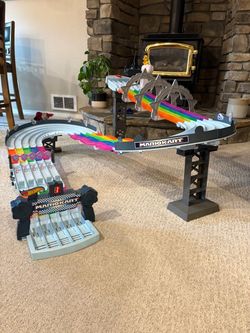 Hot Wheels Mario Kart Rainbow Road Raceway