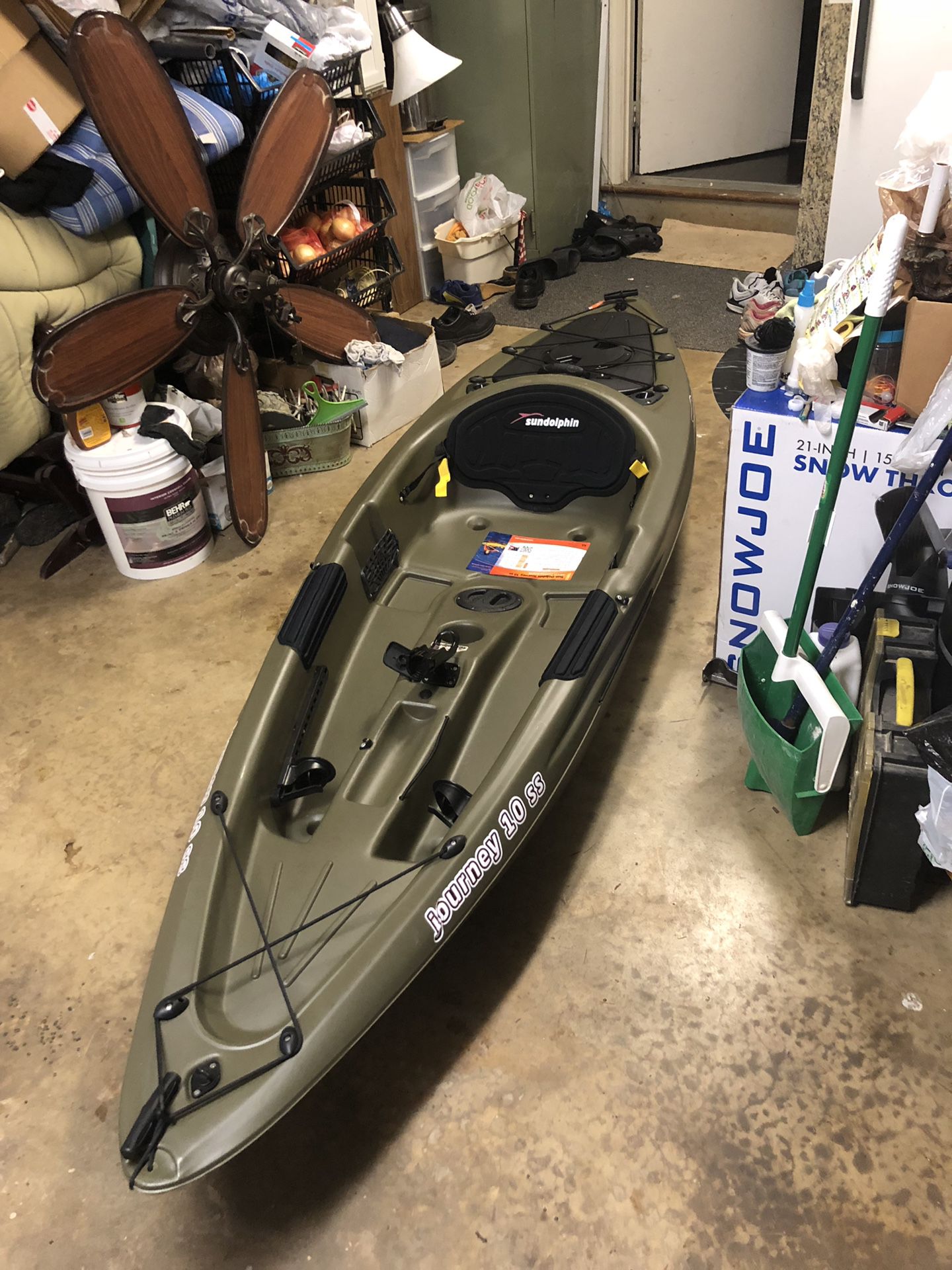 Sun Dolphin journey 10 SS. 10 ft sit on top kayak with paddle