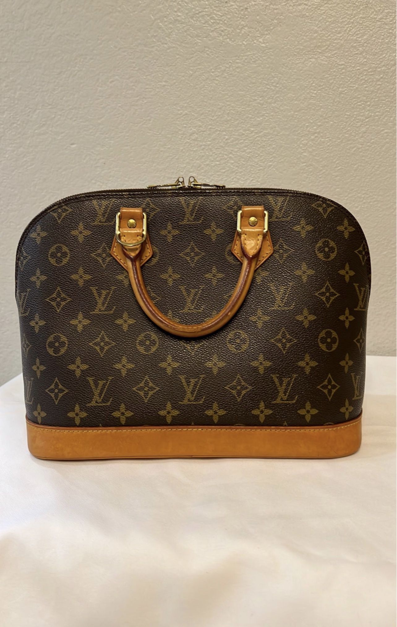 AUTHENTiC LOUiS VUiTTON for Sale in Ind Crk Vlg, FL - OfferUp