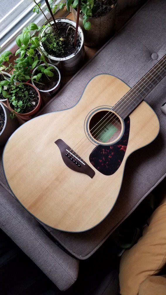 Yamaha FS800 Acoustic Folk Guitar, set up, free strap